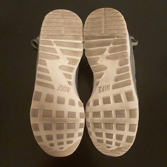 🆒🚺 NIKE AIR MAX IN METALLIC SILVER 🚺🆒 - Picture 15 of 16